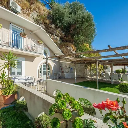 4 Bedrooms With Sea View Private Pool And Jacuzzi At *