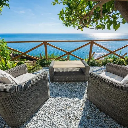 ヴィラ 4 Bedrooms With Sea View Private Pool And Jacuzzi At
