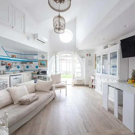 4 Bedrooms With Sea View Private Pool And Jacuzzi At Villa Maiori