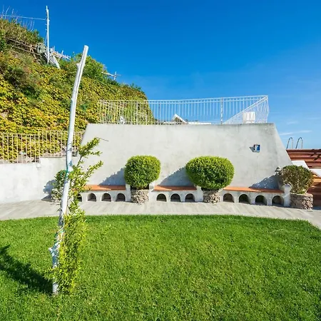 4 Bedrooms With Sea View Private Pool And Jacuzzi At Villa *